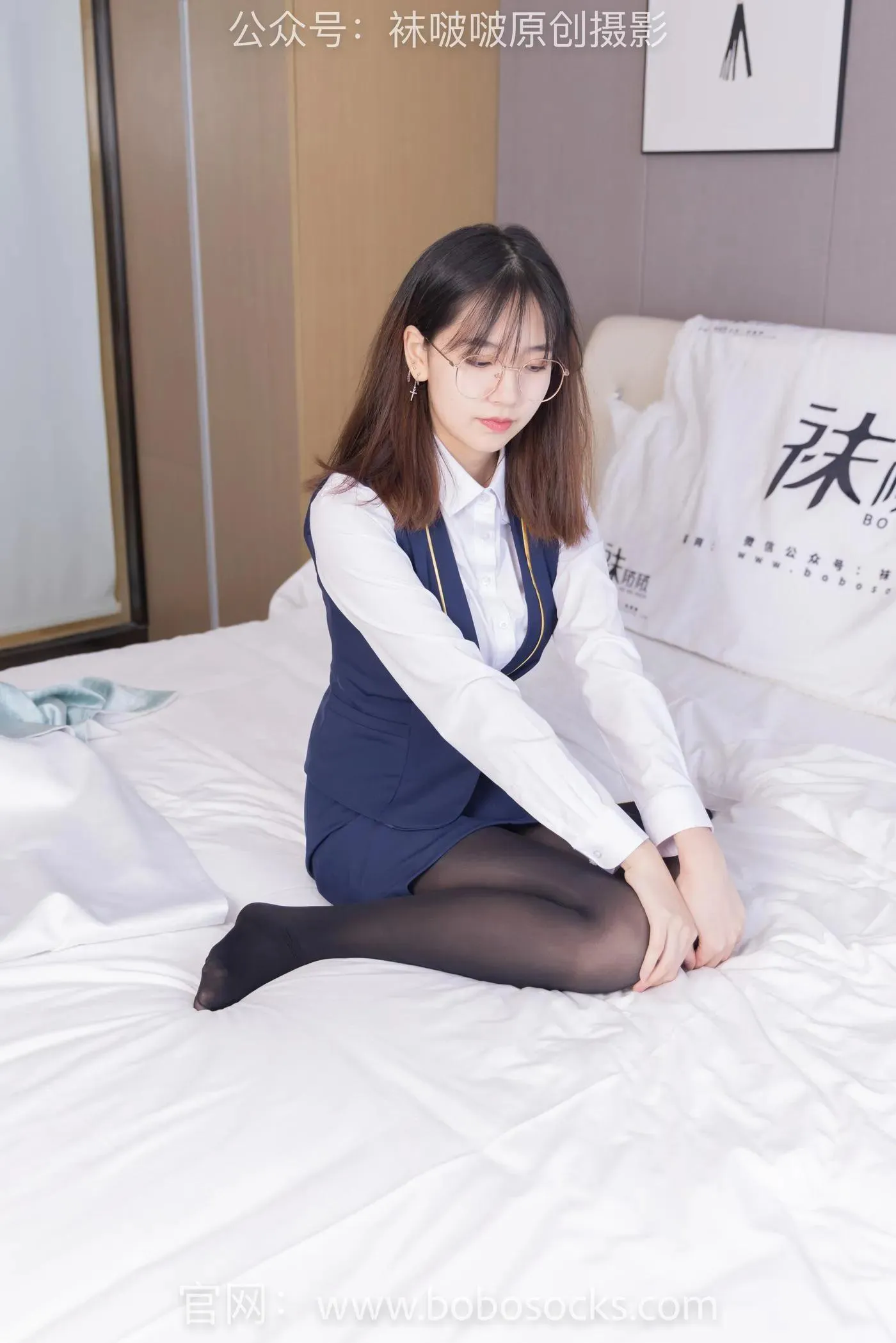 [BoBoSocks袜啵啵]NO.132 小甜豆-aj1板鞋、蓝色短靴、厚黑丝、厚红丝 [145P]插图3